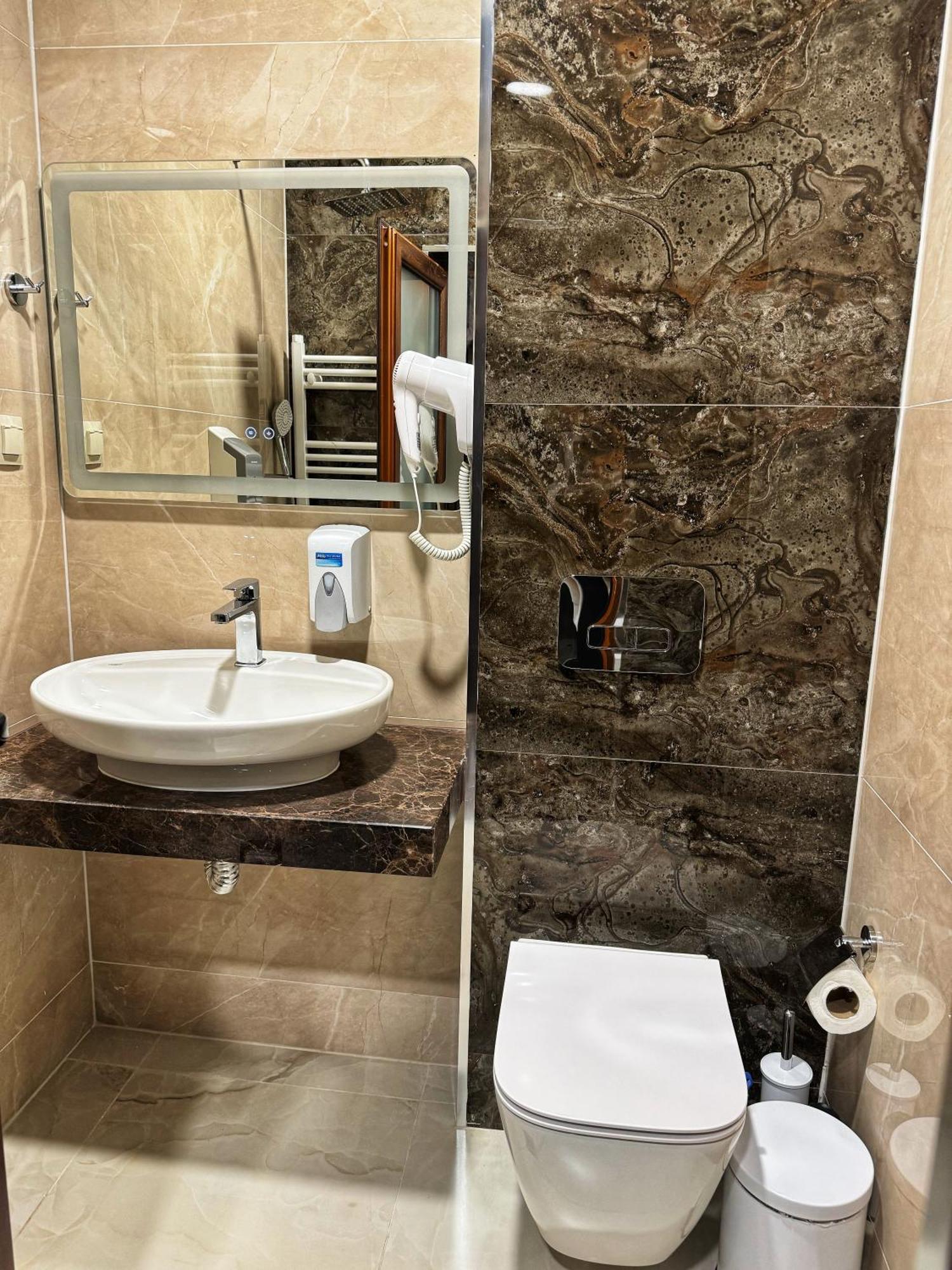 Hotel Diamant Dospat Bagian luar foto
